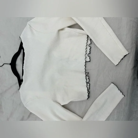 Small white button sweater - Picture 3 of 3